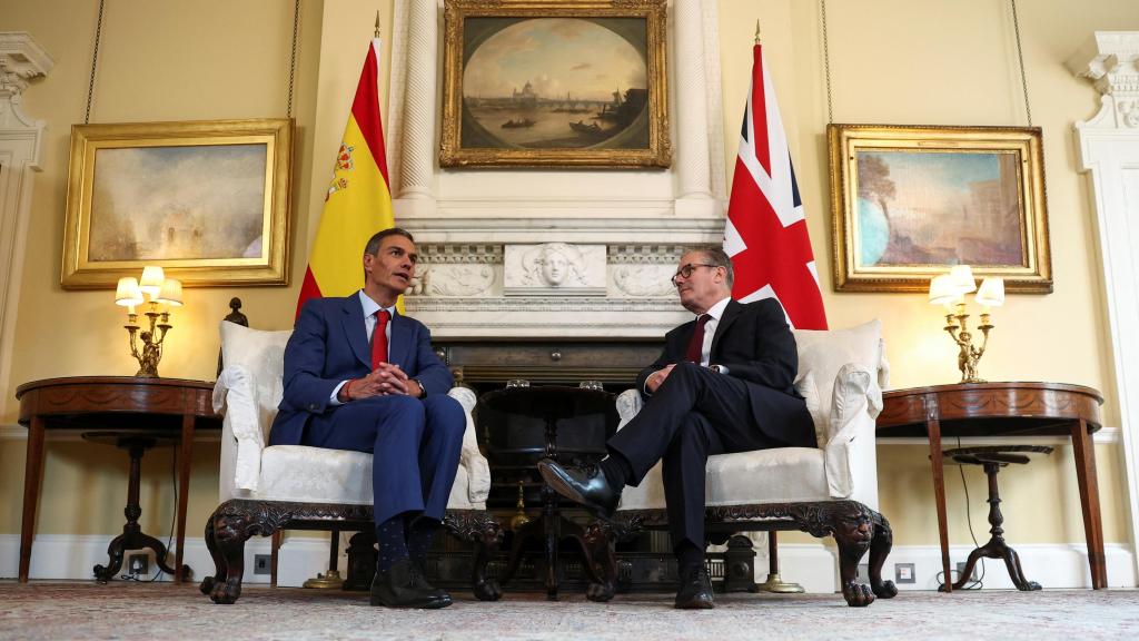 Pedro Sánchez reunido con Keir Starmer en Downing Street.