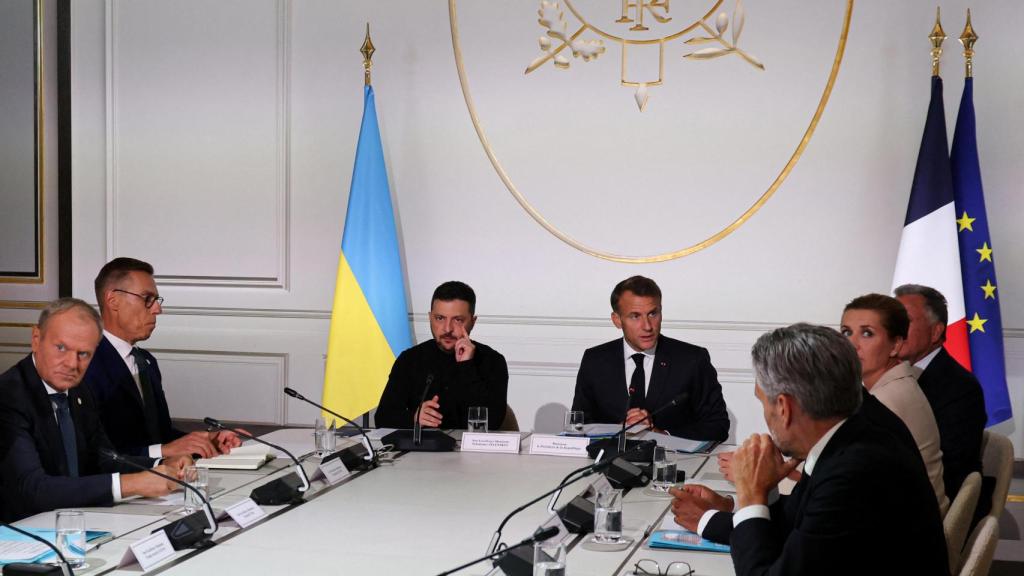 Zelenski y Macron presidiendo la última cumbre de los aliados de Ucrania.