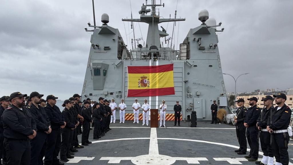 Dotación de la BAM Rayo antes de partir de Las Palmas