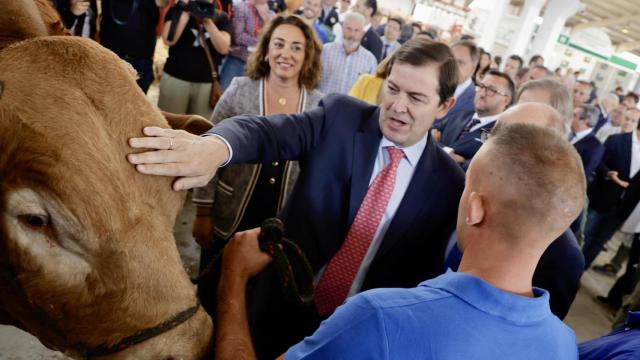 El presidente de la Junta de Castilla y León, Alfonso Fernández Mañueco, junto con el presidente de la Diputación de Salamanca, Javier Iglesias, inaugura Salamaq 2025