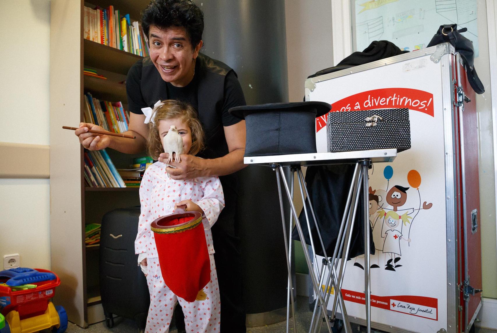El mago argentino Mad Martín actúa en la planta de pediatría del hospital Virgen la Concha de Zamora durante las XXVI Jornadas Internacionales de Magia