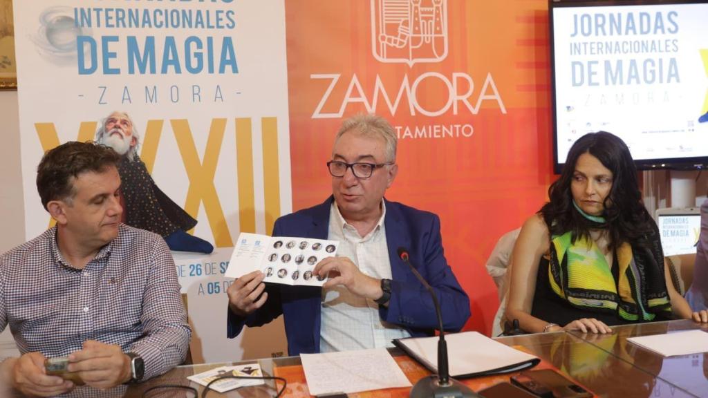 Paulino Gil, organizador de las XXXII Jornadas Internacionales de Magia, muestra el programa
