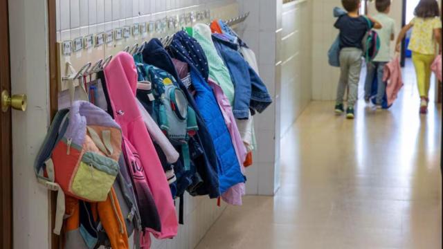 Un pasillo de un colegio, en imagen de archivo.