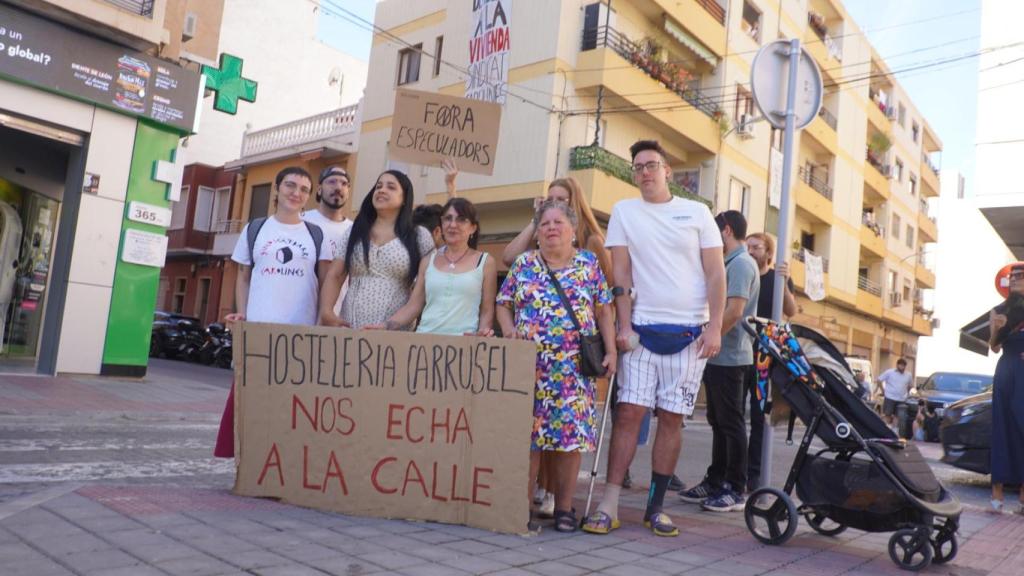Vecinos y miembros del Sindicat de Barri de Carolinas protestan frente a los bloques.