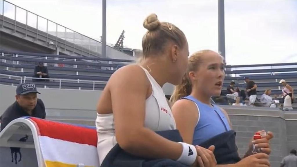 El aficionado se acerca a Andreeva durante el partido