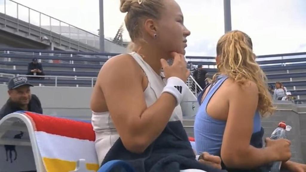 Andreeva se giró tras ser reclamada por el aficionado