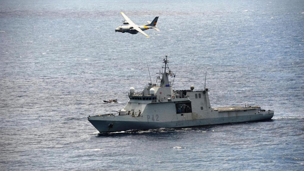 BAM Rayo junto a un CN-235