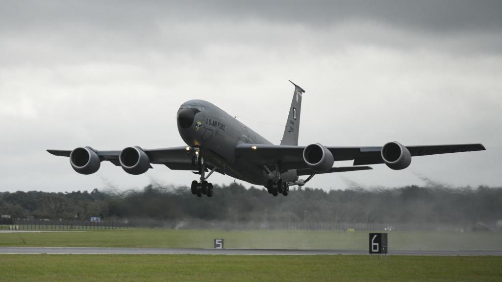 Un avión KC-135 de Estados Unidos
