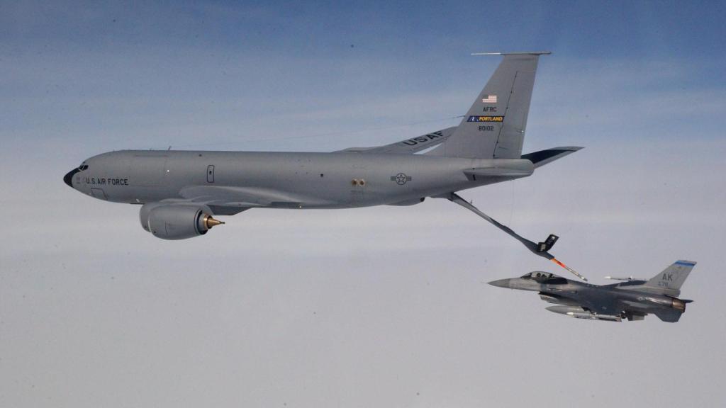Un avión KC-135 de EEUU reabasteciendo combustible a un caza F-16