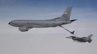 Un avión KC-135 de EEUU reabasteciendo combustible a un caza F-16