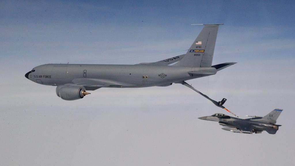 Un avión KC-135 de EEUU reabasteciendo combustible a un caza F-16