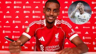 Isak, en el momento de la firma de su contrato con el Liverpoool, y Kroos.