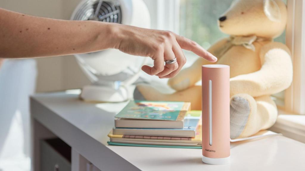Medidor de calidad del aire en habitación bebé