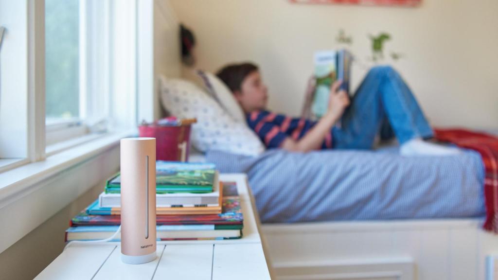 Medidor de calidad del aire en habitación niño