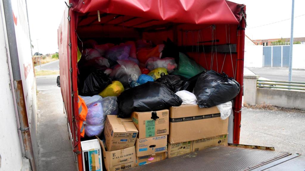 Camión de recogida de textil de Cáritas