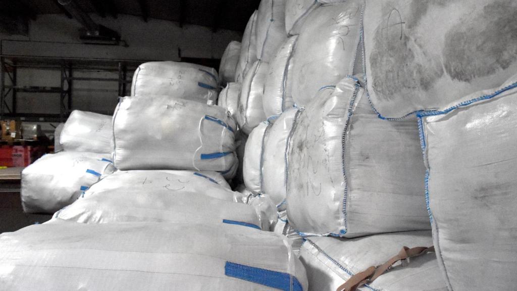 Sacas llenas de kilos de ropa donada a Cáritas