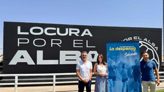 Rosa Gómez, presidenta de la Fundación Albacete Balompié; Paco Serrano, responsable de las tiendas de La Despensa en Albacete; y Luis Aznal, director de Comunicación y RSC de la compañía castellanomanchega.