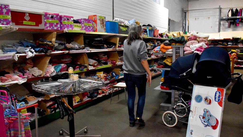Sección de bebés en el centro de tratamiento de ropa de Cáritas