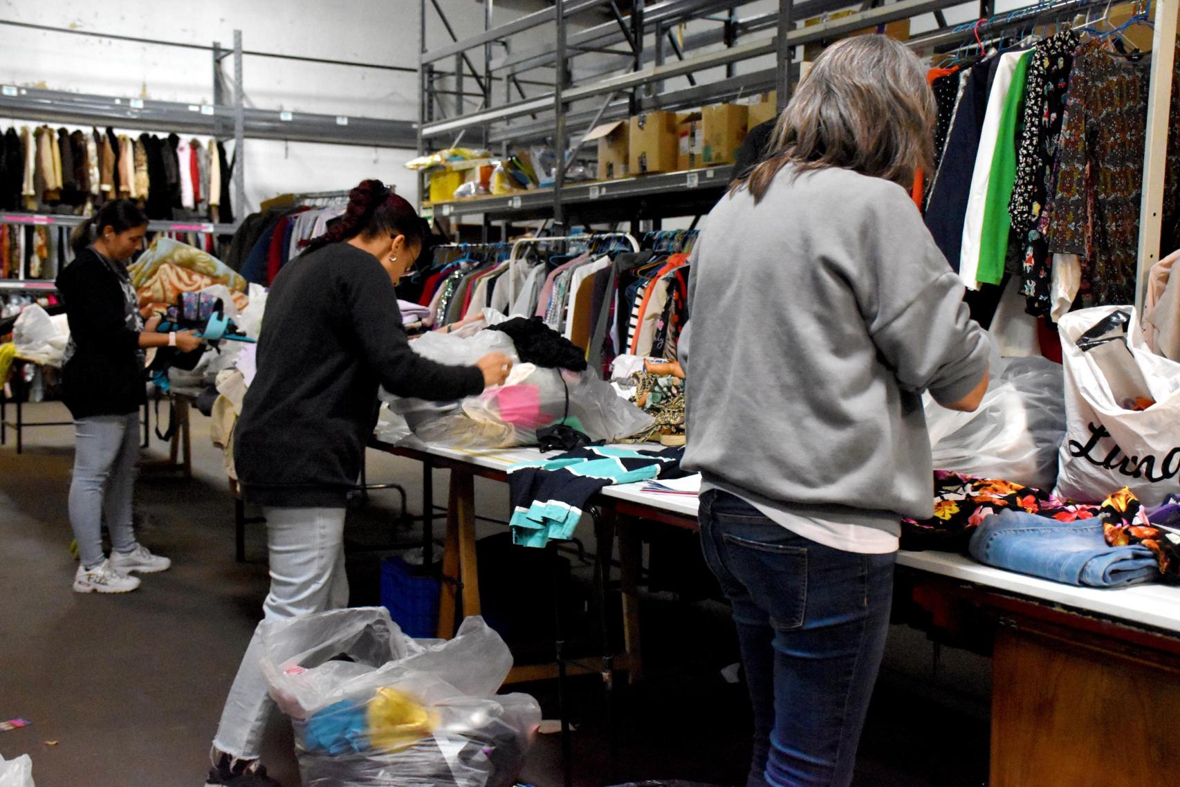 Trabajadoras de Cáritas seleccionando la ropa donada