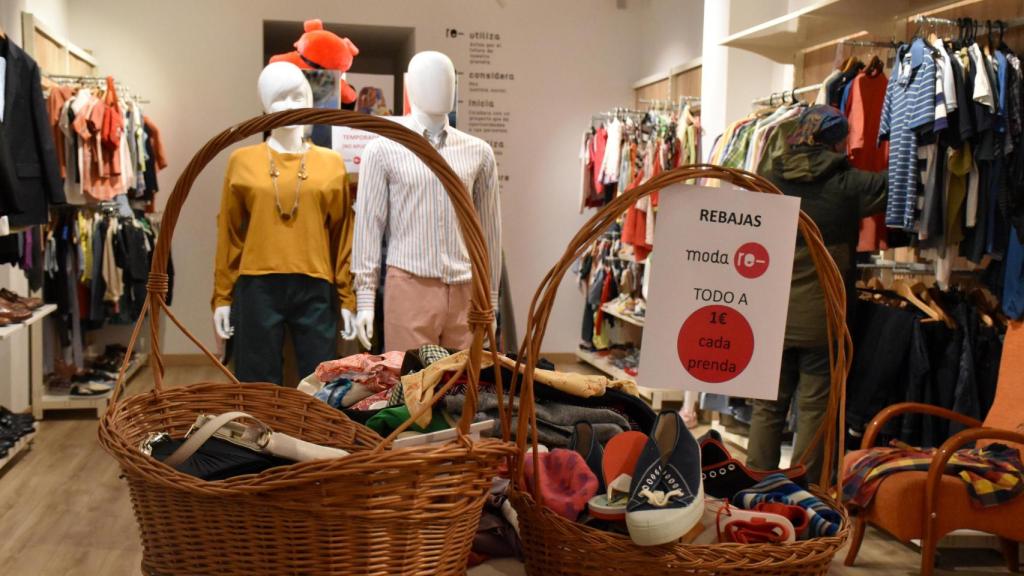 Tienda Moda RE- de Cáritas en la calle San Torcuato de Zamora