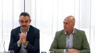 El portavoz de Vox en las Cortes, David Hierro y el viceportavoz, Carlos Menéndez, durante una Junta de Portavoces