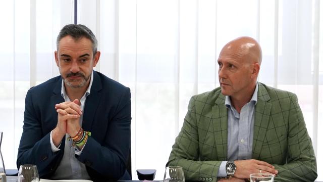 El portavoz de Vox en las Cortes, David Hierro y el viceportavoz, Carlos Menéndez, durante una Junta de Portavoces