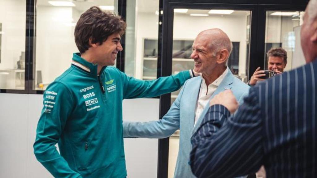 Lance Stroll saluda a Adrian Newey en su presentación.
