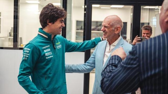 Lance Stroll saluda a Adrian Newey en su llegada al equipo.