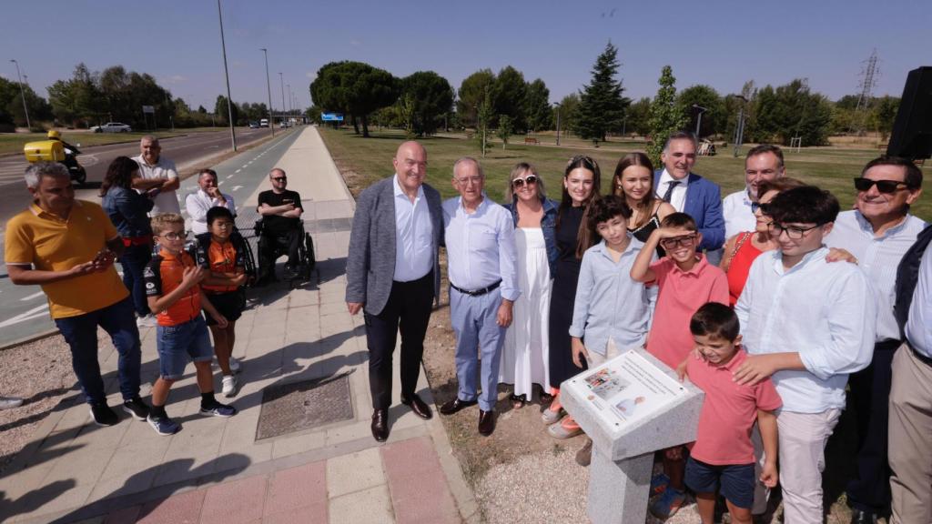 Jesús Julio Carnero junto a Tomás Nistal y su familia y el nuevo carril bici