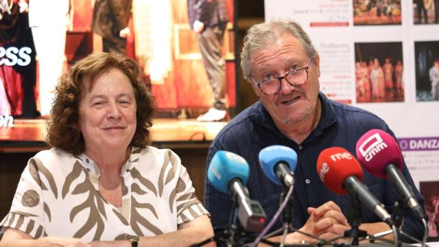 La concejala de Cultura, Ana Pérez, y el director del teatro, Paco Plaza.