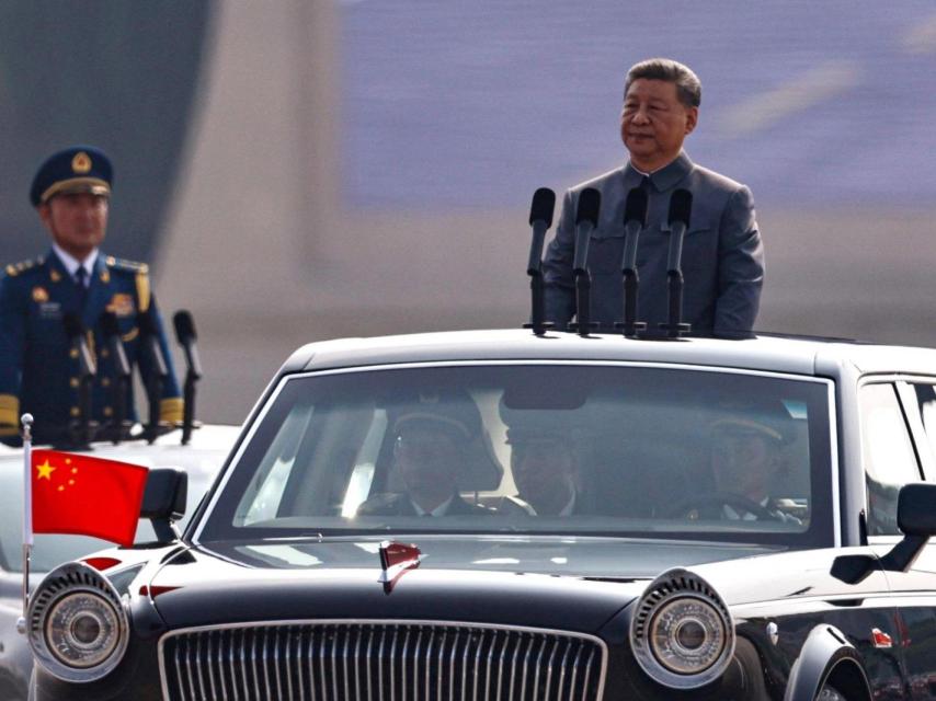 Xi Jinping pasa revista a las tropas en Pekín durante el desfile por el 80.º aniversario del fin de la Segunda Guerra Mundial.