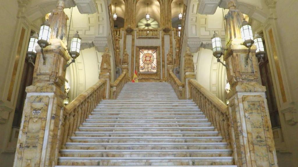 Tiene una escalera histórica.