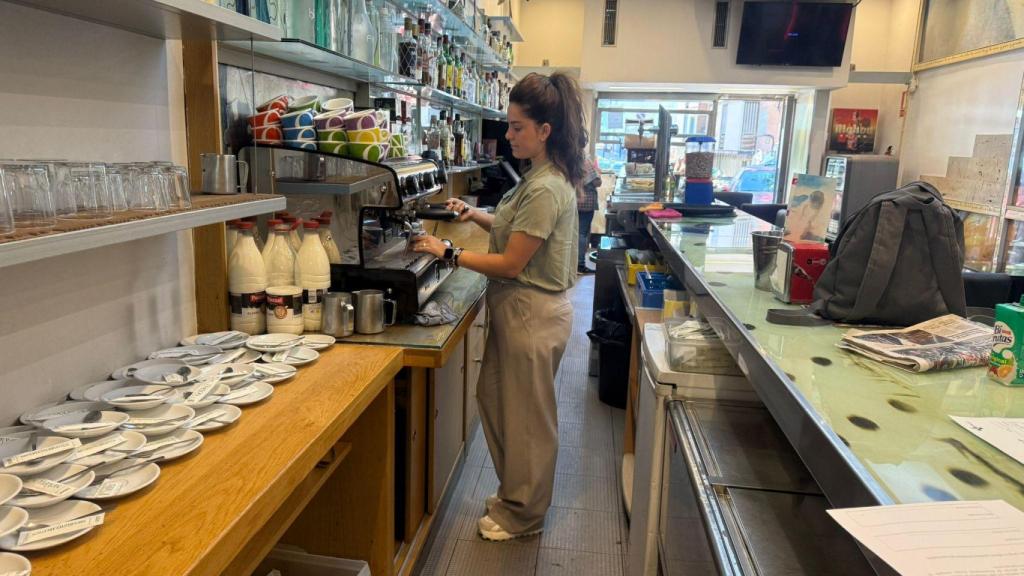 Virginia preparando un café