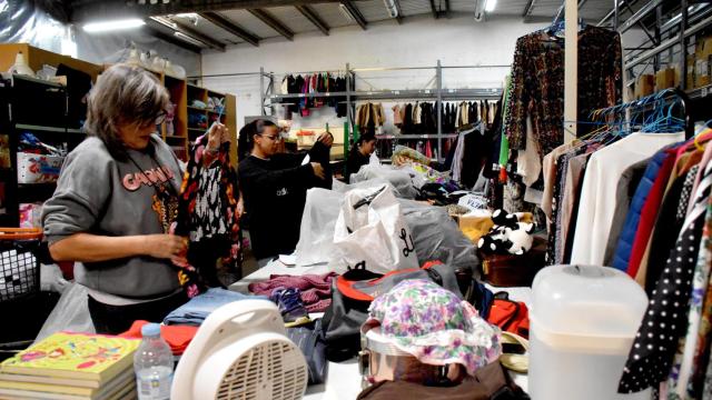 Trabajadoras de Cáritas seleccionando ropa donada