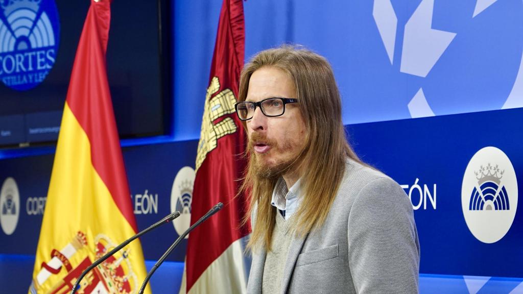 El portavoz de Podemos, Pablo Fernández, durante su rueda de prensa en las Cortes de Castilla y León