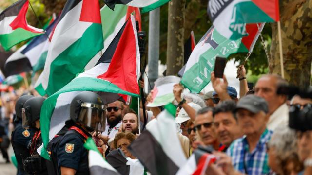La plataforma Gernika-Palestina protestan contra el equipo Israel-Premier Tech a la salida de la 12ª etapa