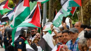 La plataforma Gernika-Palestina protestan contra el equipo Israel-Premier Tech a la salida de la 12ª etapa