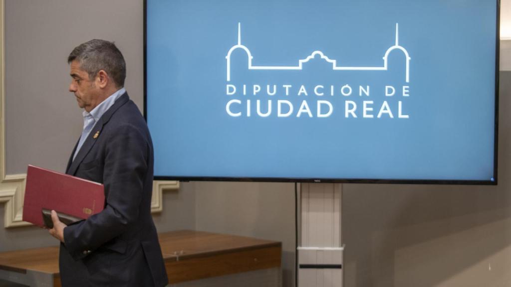 El diputado provincial Luis Alberto Marín anuncia su dimisión como vicepresidente provincial en rueda de prensa.