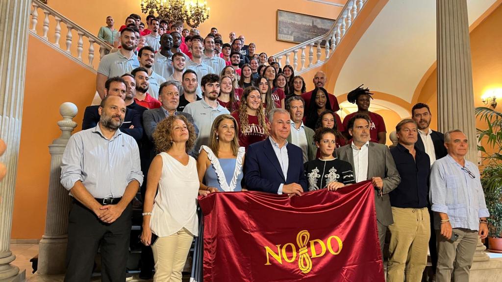 José Luis Sanz junto a los clubes de baloncesto sevillano