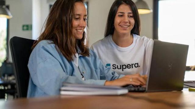 Una alumna junto a su coach en la academia Supera de Madrid.