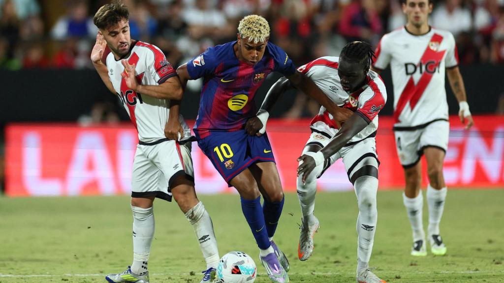 Lamine Yamal regatea a Unai López y Pathe Ciss.