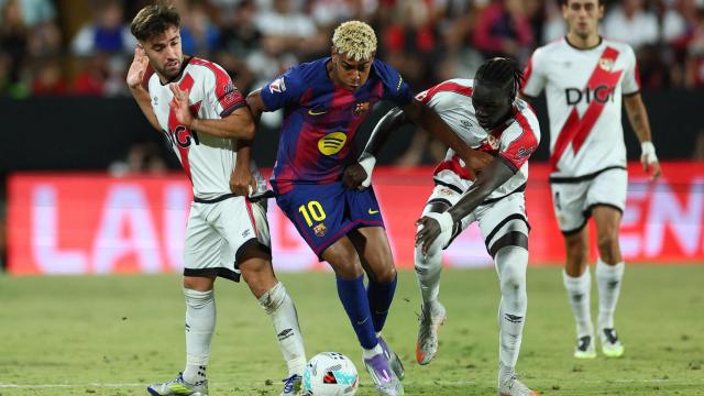 Lamine Yamal regatea a Unai López y Pathe Ciss.