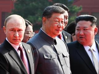 El presidente ruso, Vladímir Putin; el presidente chino, Xi Jinping; y el líder norcoreano, Kim Jong Un (de izq. a der.); juntos antes del desfile militar del Día de la Victoria de China.