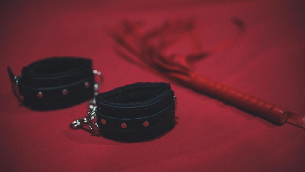 Esposas y fusta para prácticas BDSM.