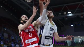 Jusuf Nurkic, pugna por el balón con Tornike Shengelia.