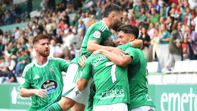 Jugadores del Racing de Ferrol celebran un gol.