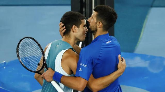 Carlos Alcaraz y Novak Djokovic, tras su último duelo en el Open de Australia