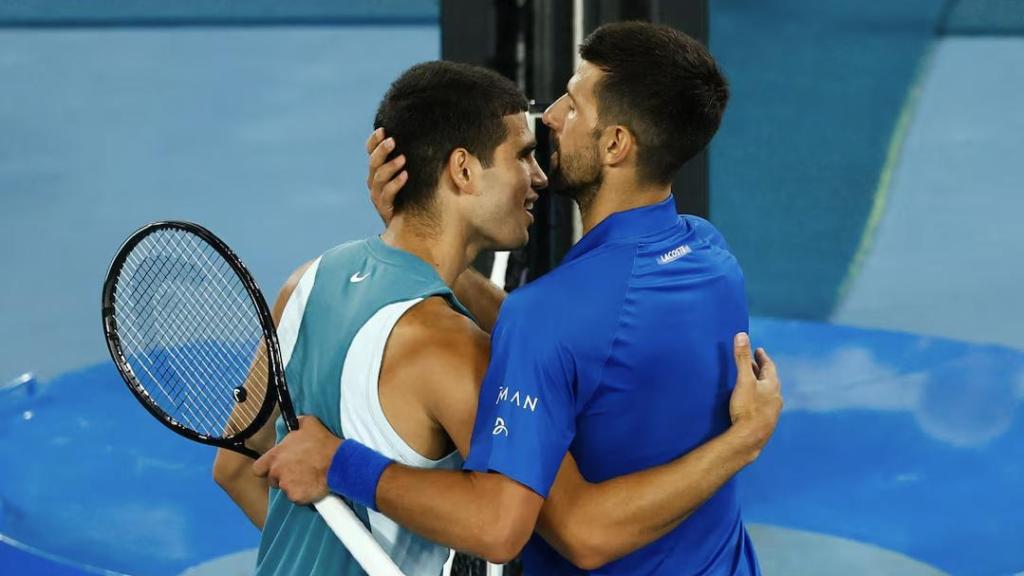 Carlos Alcaraz y Novak Djokovic, tras su último duelo en el Open de Australia
