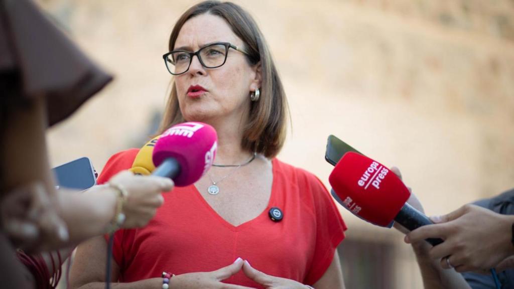Esther Padilla atendiendo a los medios de comunicación a la entrada de las Cortes.
