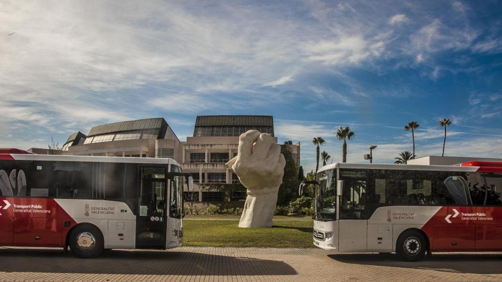 La presentación de los autobuses este miércoles en el campus de la UA.
